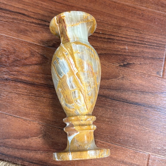 Vintage Carved Marbled
Onyx Stone Flower Vase - Picture 8 of 16